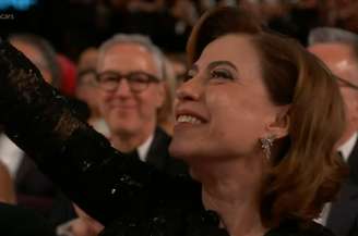 Fernanda Torres celebra prêmio de Melhor Filme Internacional para Ainda Estou Aqui