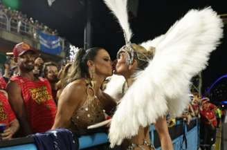 Vivi e Galisteu dão beijo na avenida 