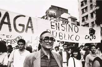 O sociólogo Florestan Fernandes em ato de rua, em 1961, a favor da Lei de Diretrizes e Bases da Educação (LDB)