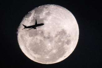 Avião cruza o céu na cidade de São Paulo.