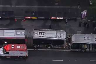 Acidente entre ônibus na Avenida Paulista deixa feridos 