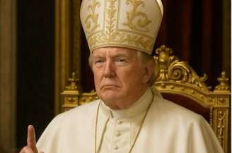 Trump publicou foto vestido de papa nas redes sociais