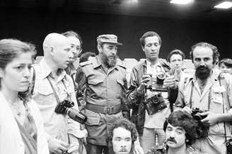 Sebastião Salgado reportando sobre Fidel Castro na cidade de Havana em 1979