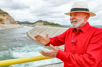 Presidente esteve em Salgueiro, no interior de Pernambuco, onde assinou uma ordem de serviço para a duplicação da capacidade de bombeamento de água do eixo norte da transposição do Rio São Francisco