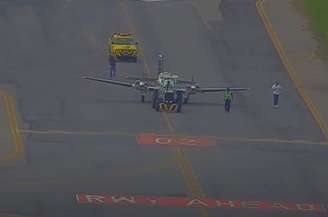 Avião ficou parada na pista até ser rebocado