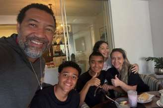 Pedro aparece ao lado da família após alta