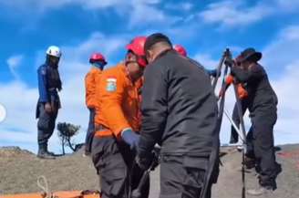 Socorristas viram Juliana Marins com o auxílio de um drone  