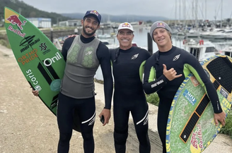Lucas Chumbo, Carlos Burle (no meio) e Lucas Fink em Nazaré (Portugal)