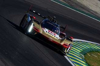 Will Stevens com seu Cadillac Jota #12 ditou o ritmo da largada, com forte pressão do Porsche #6, comandado por Julien Andlauer. 