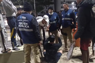 Agentes da Seop notaram um tumulto e acabaram prendendo o homem suspeito de dopar turista