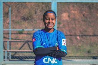 Jogadora Keila de Sales Pinheiro tem bom chute, empenho e foco. Taça das Favelas chamou a atenção para o seu futebol.