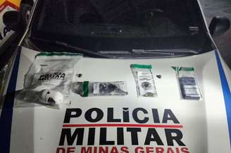 Polícia apreendeu na casa do suspeito uma arma 