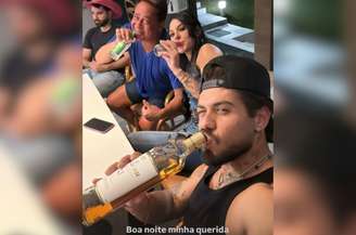 Zé Felipe e Ana Castela posam ao lado de Leonardo