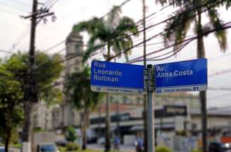 Rua Leonardo Roitman fica entre Avenida Ana Costa e a Rua Comendador Martins 