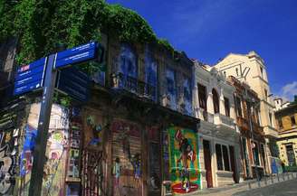 A presença constante de Madame Satã nos redutos boêmios do Rio, como a Lapa, e a fama de invencível nas ruas, o transformaram em nome de referência para aqueles que buscavam se opor à invisibilidade forçada pela sociedade – Andrei Loan Mendes Brito dos Santos/Wikimedia Commons