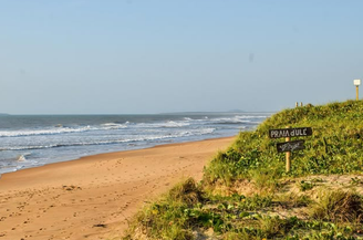 Praia de Ulé, em Guarapari (ES), guarda histórias curiosas sobre a origem de seu nome
