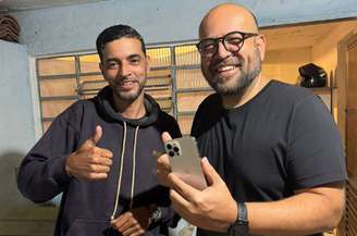 Mario Travassos (à esq.) encontrou o celular de Omar Bermedo (à dir.) perdido há dois anos