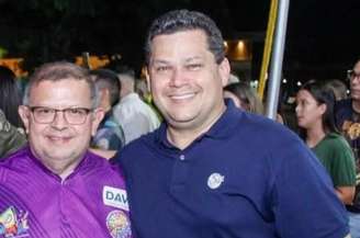 Os presidentes da Amprev, Jocildo Lemos, e do Senado, Davi Alcolumbre, participaram de festa de Carnaval no Amapá em fevereiro.