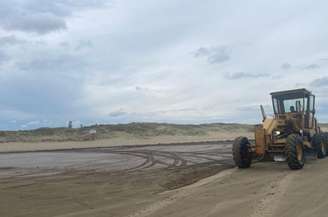 Trecho da Praia do Cassino, em Rio Grande (RS), precisou ser interditada devido à lama
