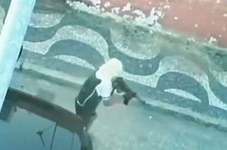 Criminosos com fuzis roubam motoristas em Nova Iguaçu (RJ)