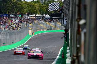 Dudu Barrichello cruza a linha de chegada em primeiro