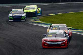 Vitor Genz vence a corrida 3 em Interlagos
