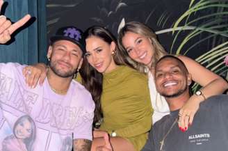 Neymar curte férias ao lado de Bruna Biancardi e amigos