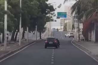 Motorista fez zigue-zague na via para tentar escapar do assalto