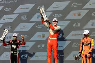 Alceu celebra vitória na etapa final da F4 Brasil