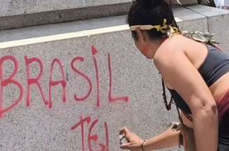 Mulher foi detida depois de pichar monumento em Belo Horizonte (MG)