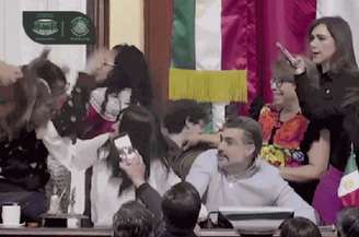Deputados trocaram puxões de cabelo durante confusão no Parlamento mexicano 