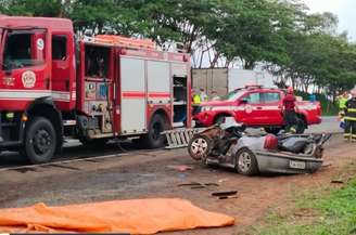 Caminhão tombou em cima de veículo após colisão em rodovia de SP