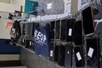 Celulares estavam escondidos em três bolsas com fundo falso
