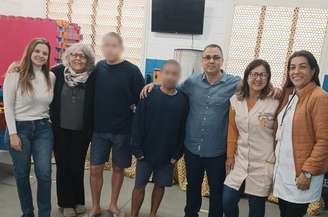 Ao lado dos dois jovens pesquisadores, estão Marcela Garrido Reghin, a coordenadora de pesquisa Maria Cristina Gonçalves Vicentin, o diretor da Fundação Casa de Guarujá Alexander Pestana Vicente, a professora Eliana Machado Canellas e a encarregada técnica Claudia Regina Gouveia dos Santos Rodrigues