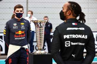 Disputa entre Max Verstappen e Lewis Hamilton durou até a última volta
