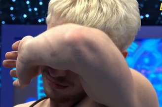 Juliano Floss cai no choro após descobrir que Pedro sujou a blusa que ele trouxe com o cheiro da namorada