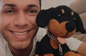 Jovem de 22 anos faz personagens diversos em crochê 