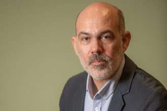 O jornalista Diogo Schelp lança o livro "Nem Comunista, nem Fascista: Guia de Resistência para Moderados"