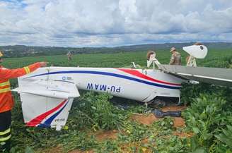 Avião ficou de ponta cabeça após o acidente em lavoura no DF