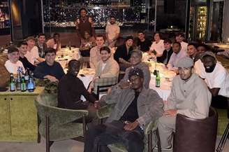 Vini Jr. e Mbappé oferecem jantar para elenco do Real Madrid