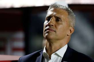 Hernán Crespo, técnico do São Paulo, à beira do campo na partida contra o Grêmio pelo Brasileirão