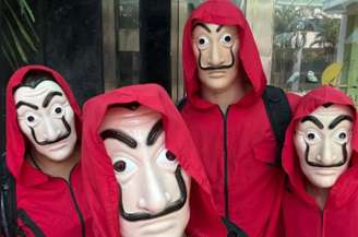 Carla Perez e familiares se vestiram de personagens de 'La Casa de Papel'