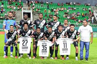 Vasco-AC, do goleiro Bruno, posou com camisas em homenagem a Lekinho, Braian e Serpa, suspeitos de estupro. Foto: 