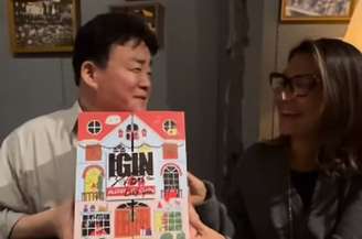 Janja recebe gin assinado por Jin, do BTS, durante agenda na Coreia do Sul