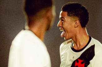 Andrey Fernandes comemora o seu gol –