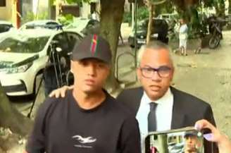 Vitor Hugo Oliveira Simonin de 18, chegou na 12ª DP (Copacabana) acompanhado do seu advogado