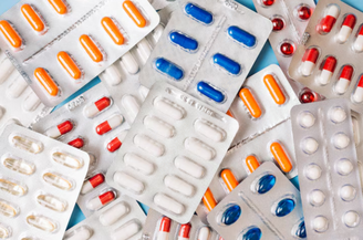 Organizar corretamente os medicamentos ajuda a evitar erros e riscos à saúde