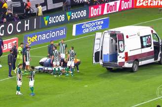 Jacy deixa gramado de ambulância