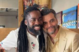 Wagner Moura e Lázaro Ramos se encontram nos EUA para cerimônia do Oscar