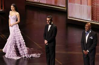 Chase Infiniti, Wagner Moura e Delroy Lindo discursam no palco durante a 98ª edição do Oscar